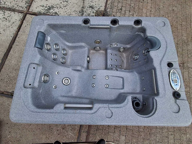 Dynastie spa 3 persoons amerikaans jacuzzi en buitenspa - afbeelding 1 van  23