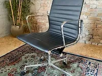 Eames ea117 bureaustoel in zwart leer, replica , zwart, 2022 - afbeelding 1 van  8