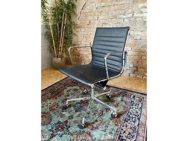 Eames ea117 bureaustoel in zwart leer, zwart, 2022 - afbeelding 1 van  8