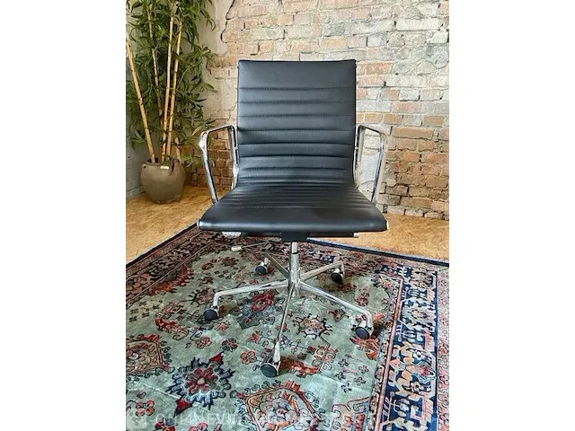 Eames ea117 bureaustoel in zwart leer, zwart, 2022 - afbeelding 2 van  8