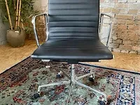 Eames ea117 bureaustoel in zwart leer, zwart, 2022 - afbeelding 2 van  8