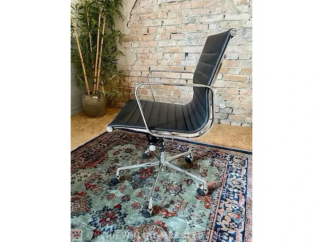 Eames ea117 bureaustoel in zwart leer, zwart, 2022 - afbeelding 3 van  8