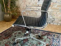 Eames ea117 bureaustoel in zwart leer, zwart, 2022 - afbeelding 3 van  8