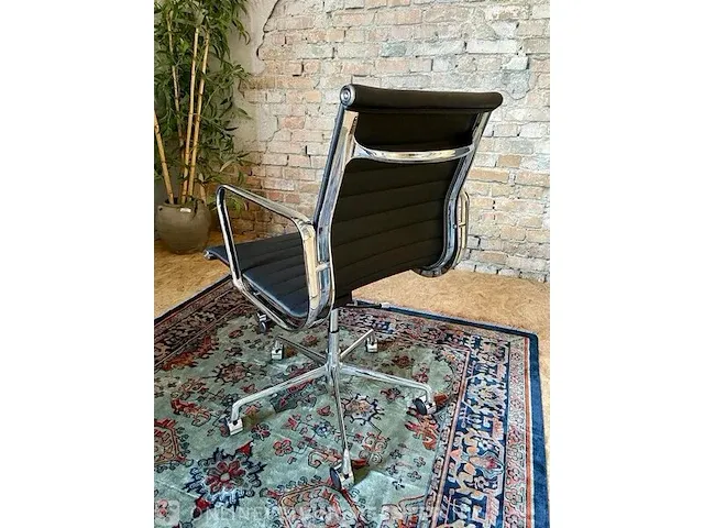 Eames ea117 bureaustoel in zwart leer, zwart, 2022 - afbeelding 4 van  8