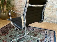 Eames ea117 bureaustoel in zwart leer, zwart, 2022 - afbeelding 4 van  8