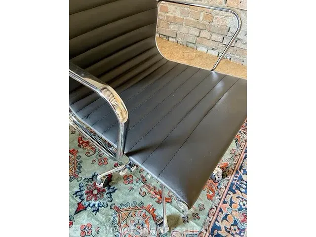 Eames ea117 bureaustoel in zwart leer, zwart, 2022 - afbeelding 5 van  8