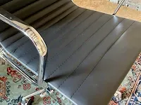 Eames ea117 bureaustoel in zwart leer, zwart, 2022 - afbeelding 5 van  8