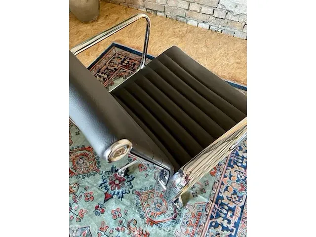 Eames ea117 bureaustoel in zwart leer, zwart, 2022 - afbeelding 6 van  8
