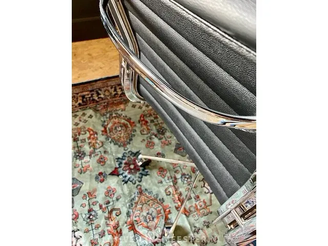 Eames ea117 bureaustoel in zwart leer, zwart, 2022 - afbeelding 7 van  8