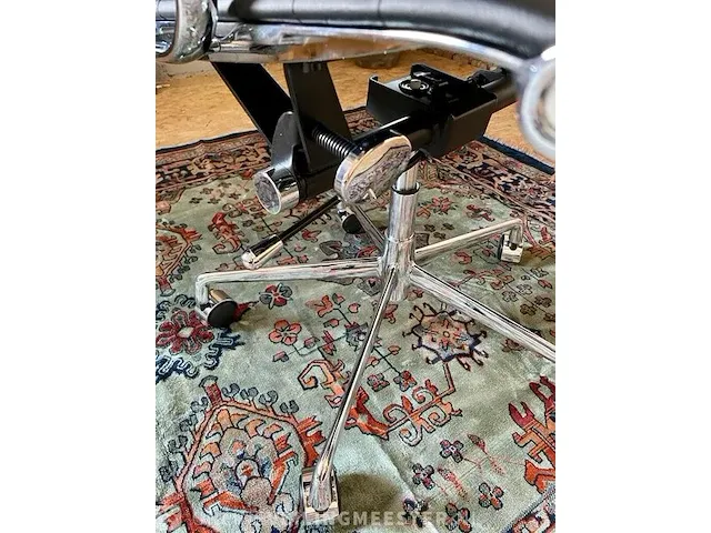 Eames ea117 bureaustoel in zwart leer, zwart, 2022 - afbeelding 8 van  8