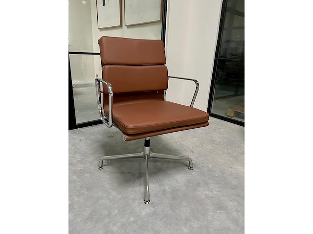 Eames ea208 softpad bureaustoel in cognac leer, replica, cognac / chroom - afbeelding 1 van  9