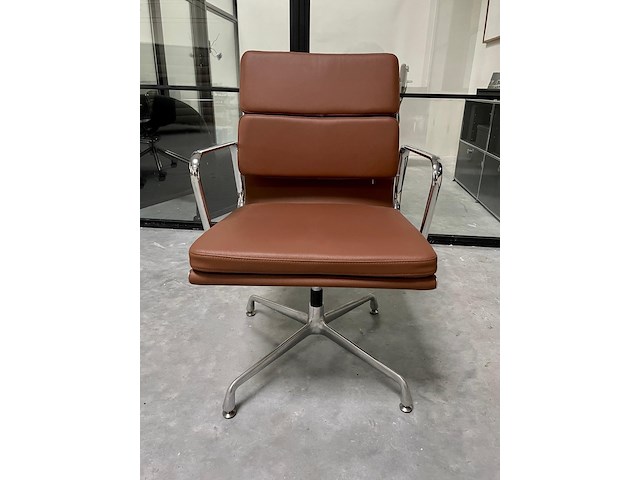 Eames ea208 softpad bureaustoel in cognac leer, replica, cognac / chroom - afbeelding 2 van  9