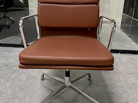 Eames ea208 softpad bureaustoel in cognac leer, replica, cognac / chroom - afbeelding 2 van  9