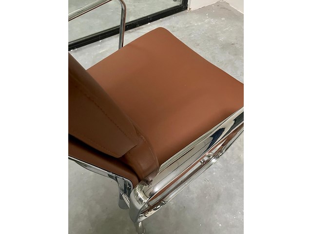 Eames ea208 softpad bureaustoel in cognac leer, replica, cognac / chroom - afbeelding 5 van  9