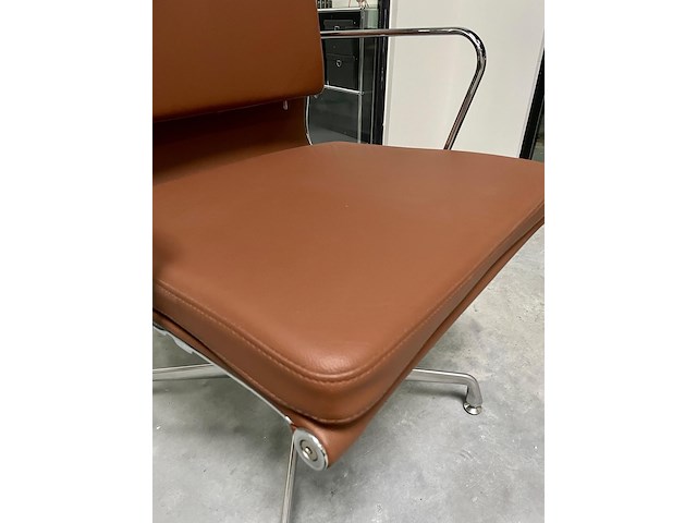 Eames ea208 softpad bureaustoel in cognac leer, replica, cognac / chroom - afbeelding 6 van  9