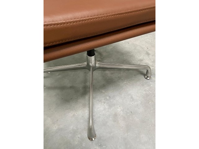 Eames ea208 softpad bureaustoel in cognac leer, replica, cognac / chroom - afbeelding 8 van  9