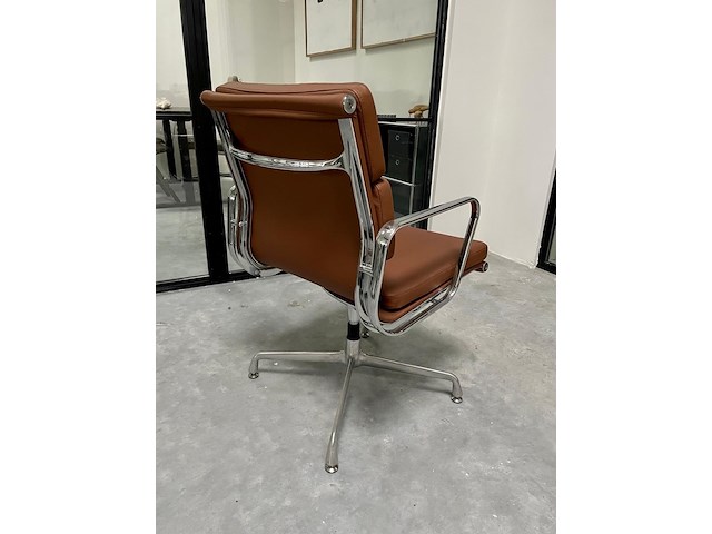 Eames ea208 softpad bureaustoel in cognac leer, replica, cognac / chroom - afbeelding 4 van  9