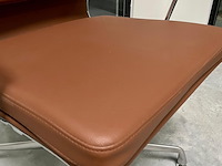 Eames ea208 softpad bureaustoel in cognac leer, replica, cognac / chroom - afbeelding 6 van  9