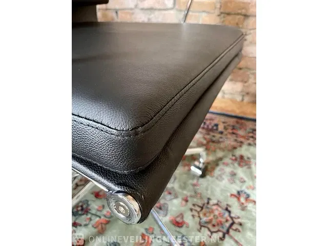 Eames ea217 bureaustoel in zwart leer, replica, zwart, 2022 - afbeelding 2 van  10