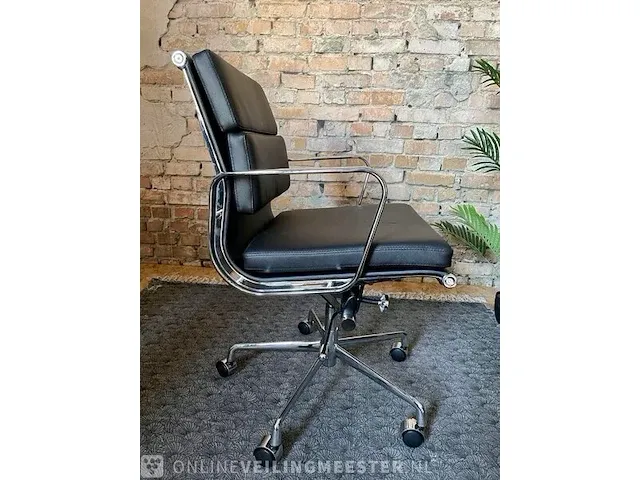 Eames ea217 bureaustoel in zwart leer, replica, zwart, 2022 - afbeelding 3 van  10