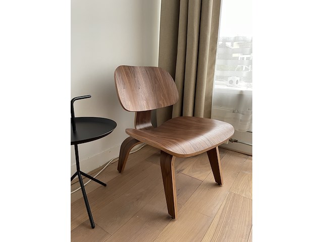 Eames lcw fauteuil in walnoot replica, zwart - afbeelding 1 van  6