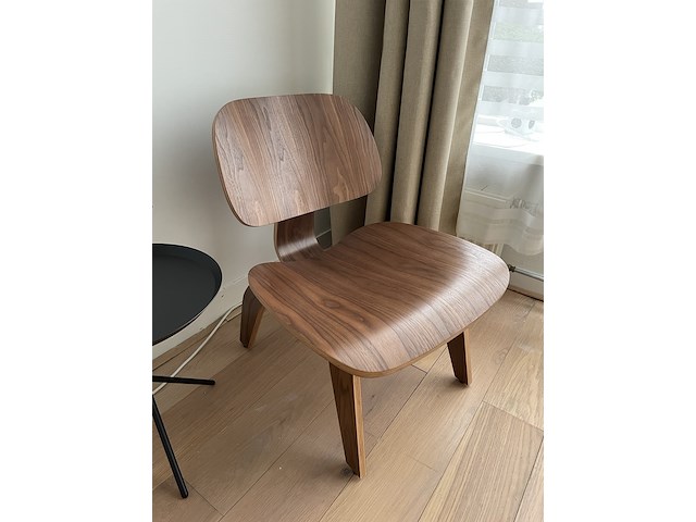 Eames lcw fauteuil in walnoot replica, zwart - afbeelding 2 van  6