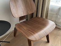 Eames lcw fauteuil in walnoot replica, zwart - afbeelding 2 van  6