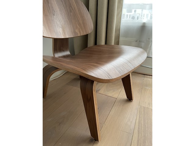 Eames lcw fauteuil in walnoot replica, zwart - afbeelding 3 van  6