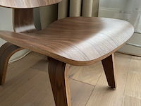 Eames lcw fauteuil in walnoot replica, zwart - afbeelding 3 van  6