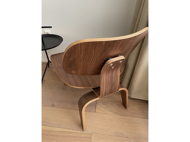 Eames lcw fauteuil in walnoot replica, zwart - afbeelding 4 van  6
