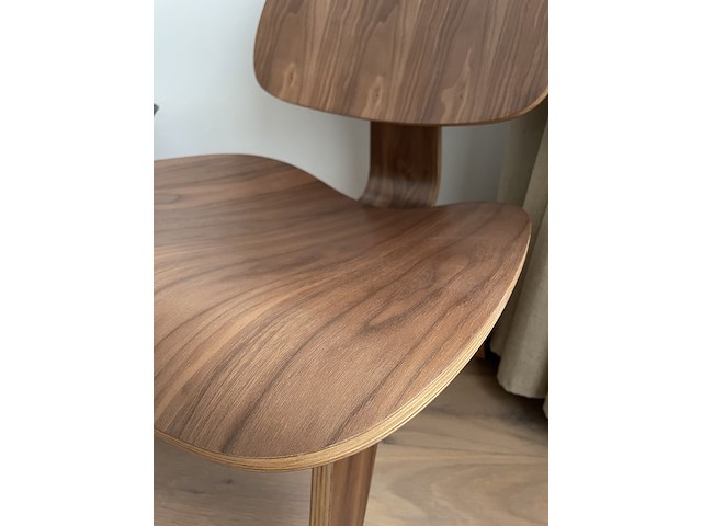 Eames lcw fauteuil in walnoot replica, zwart - afbeelding 5 van  6