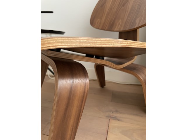 Eames lcw fauteuil in walnoot replica, zwart - afbeelding 6 van  6