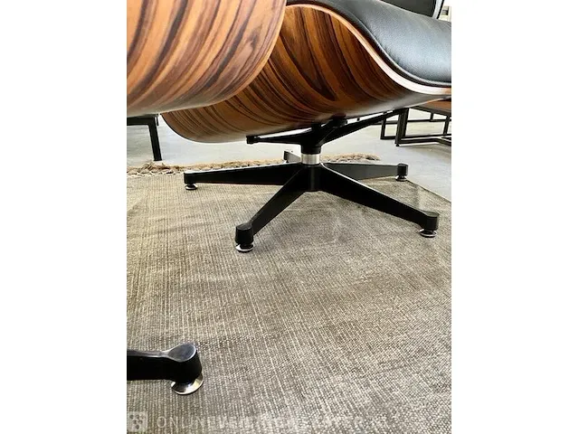 Eames lounge chair met ottoman in palissander en echt zwart leer, palissander / zwart - afbeelding 2 van  13