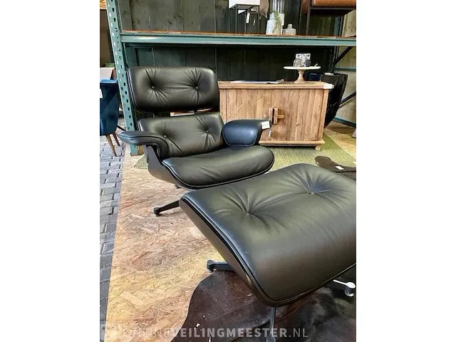 Eames lounge chair met ottoman in zwart essen en echt zwart leer, zwart - afbeelding 1 van  9