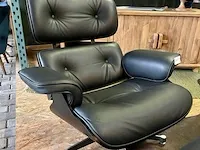 Eames lounge chair met ottoman in zwart essen en echt zwart leer, zwart - afbeelding 2 van  9