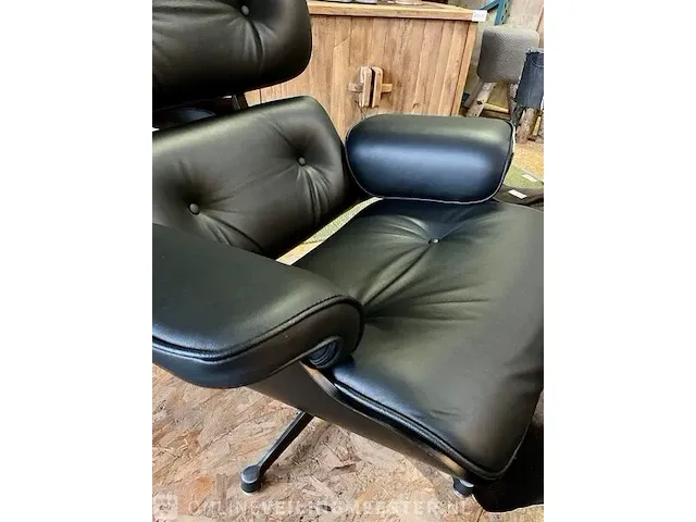 Eames lounge chair met ottoman in zwart essen en echt zwart leer, zwart - afbeelding 3 van  9