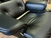 Eames lounge chair met ottoman in zwart essen en echt zwart leer, zwart - afbeelding 3 van  9