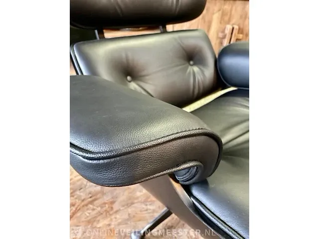 Eames lounge chair met ottoman in zwart essen en echt zwart leer, zwart - afbeelding 4 van  9