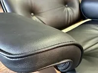 Eames lounge chair met ottoman in zwart essen en echt zwart leer, zwart - afbeelding 4 van  9