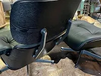 Eames lounge chair met ottoman in zwart essen en echt zwart leer, zwart - afbeelding 5 van  9