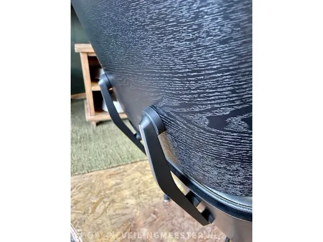 Eames lounge chair met ottoman in zwart essen en echt zwart leer, zwart - afbeelding 6 van  9