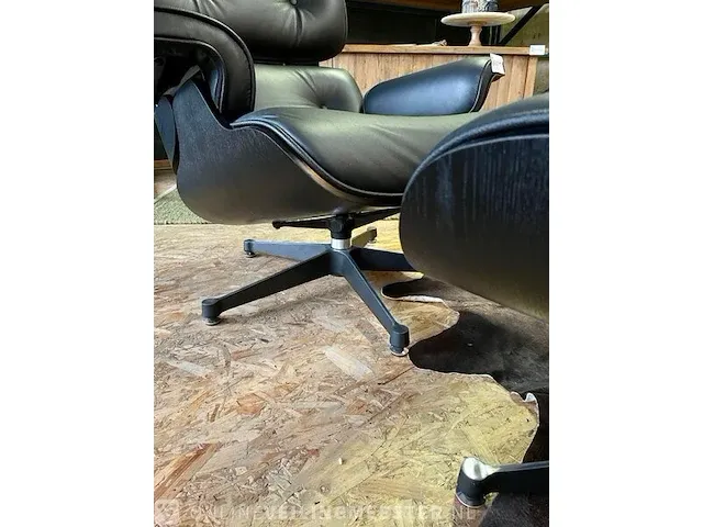 Eames lounge chair met ottoman in zwart essen en echt zwart leer, zwart - afbeelding 7 van  9