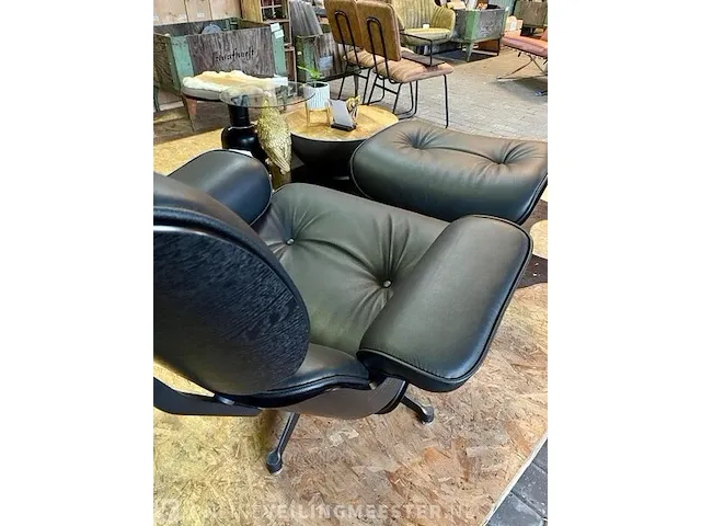 Eames lounge chair met ottoman in zwart essen en echt zwart leer, zwart - afbeelding 8 van  9