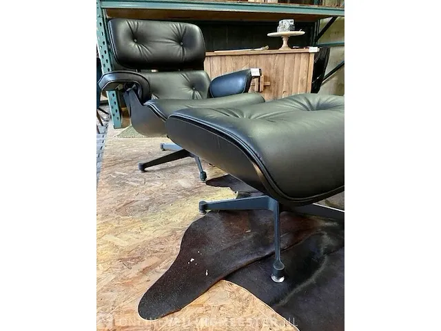 Eames lounge chair met ottoman in zwart essen en echt zwart leer, zwart - afbeelding 9 van  9