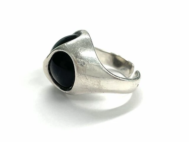 Echte zilveren ring met zwarte edelsteen - afbeelding 1 van  4