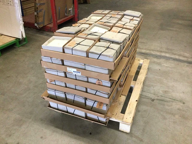 Ed - ff598 - pallet vol met tuinkaarsen maat m. - afbeelding 1 van  7