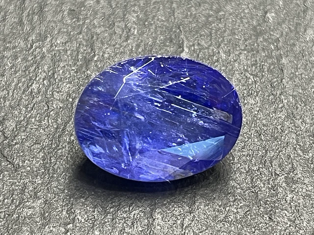 Edelsteen - 18.04 carat natuurlijke tanzaniet - afbeelding 1 van  5