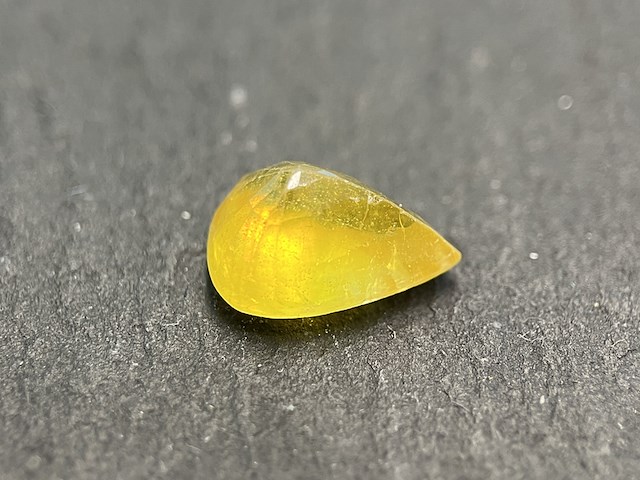 Edelsteen - 5.05 carat natuurlijke gele saffier - afbeelding 2 van  5