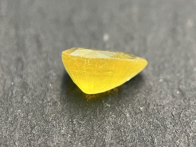 Edelsteen - 5.05 carat natuurlijke gele saffier - afbeelding 3 van  5