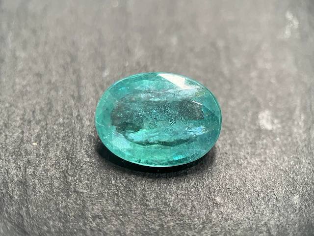 Edelsteen - 7.78 carat groene smaragd (gecertificeerd) - afbeelding 1 van  7